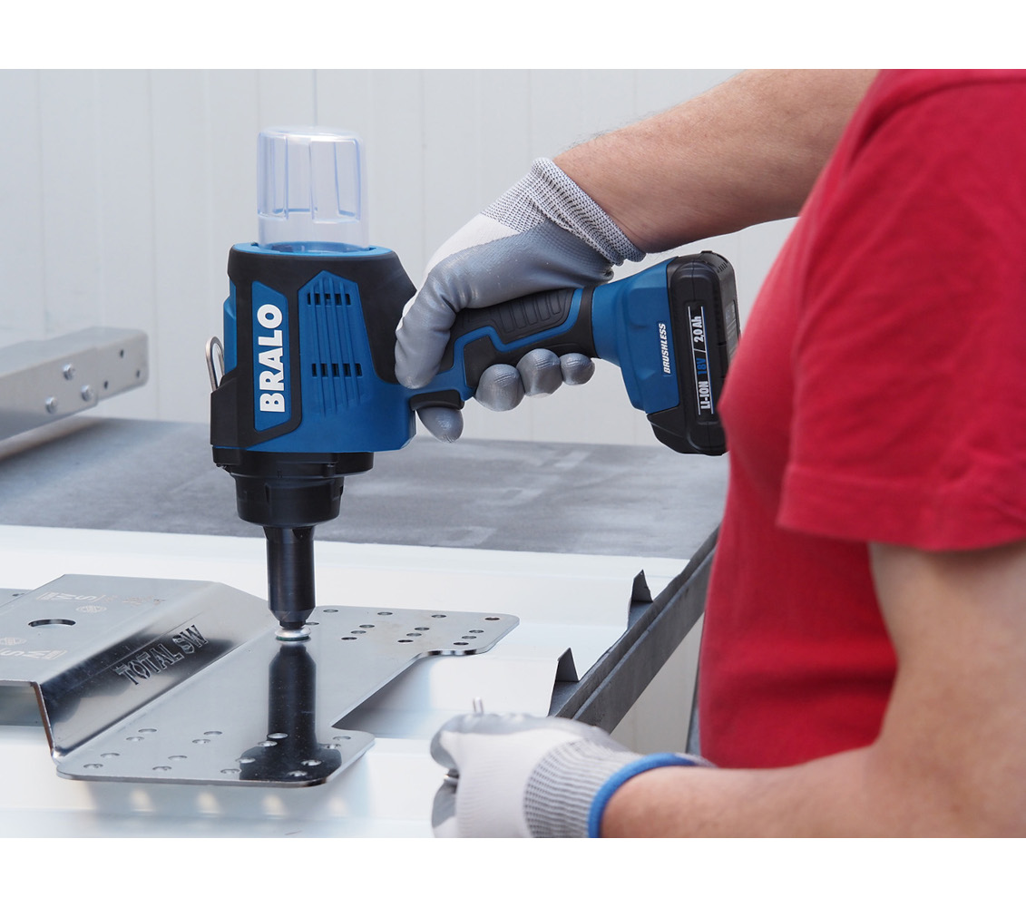 bt20_remachando-operario-remachadora-para-remaches-de-bateria-remaches-bralo